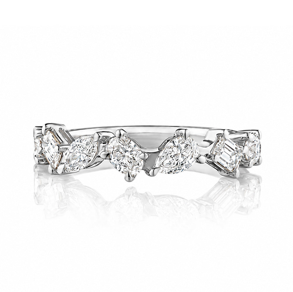 This 18k white gold band features 7 mixed shaped diamonds set scattered around the band that total 0.90ctw. This ring measures as a size 6.50.