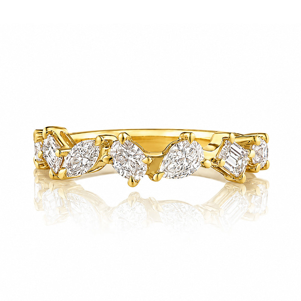 This 18k yellow gold band features 7 mixed shaped diamonds set scattered around the band that total 0.90ctw. This ring measures as a size 6.50.