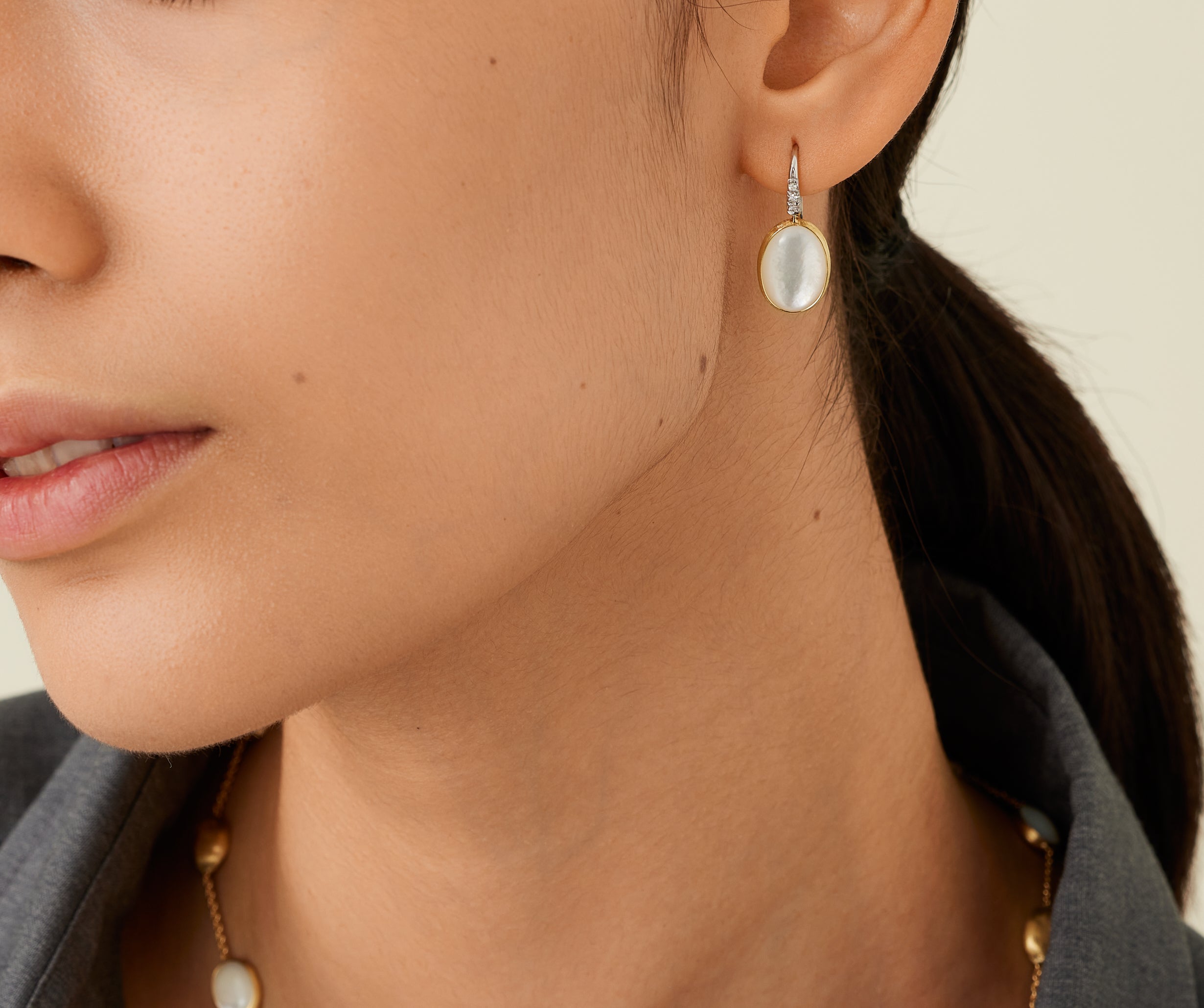 18k Yellow Gold Siviglia Mother of Pearl Earrings with Diamonds