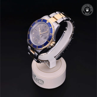 Oyster Perpetual Submariner Date - image 6 of 36