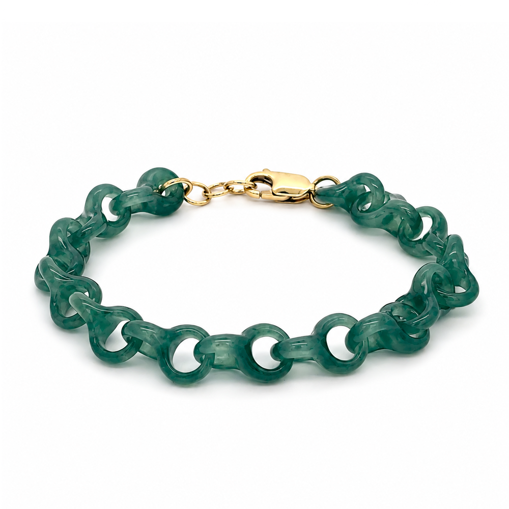Jade bracelet with lopster clasp in yellow gold.